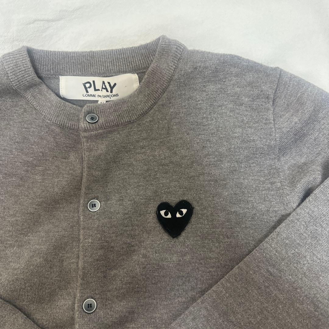 コムデギャルソン グレー カーディガン M プレイ コムデギャルソン Uネック 赤ハート カーディガン グレー-ユニ