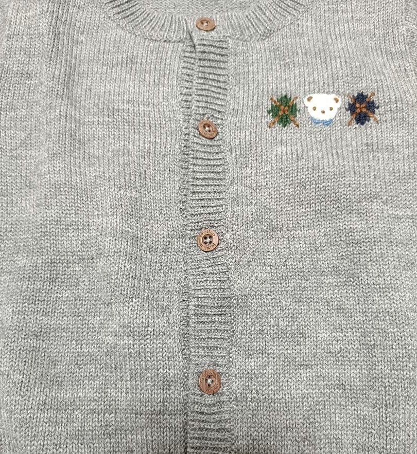 美品】familiar ファミリア ニットカーディガン 90 グレー 刺繍 - メルカリ