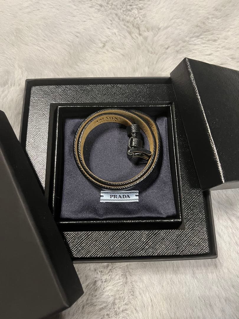 アメックスセンチュリオンカード限定 PRADA ブレスレット型