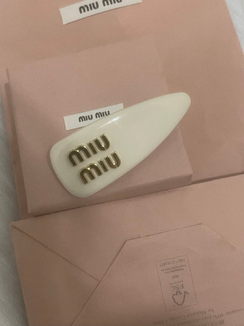 miu miu ロゴ入りヘアピン アイボリー 3個付けが可愛いピンク系【Miu Miu】ロゴ入りヘアピン3個セット
