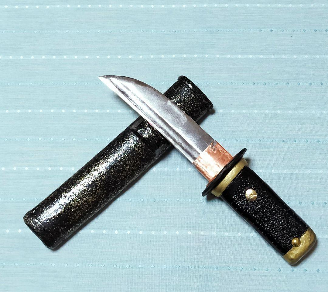 日本刀残欠カスタムナイフ 玉鋼　黒＆金カラー 和風装飾仕上げ 鑑賞 御守 工作 興梠房興日本刀鍛錬場 カスタムナイフ 玉鋼製ブレード 折り返し鍛錬6回