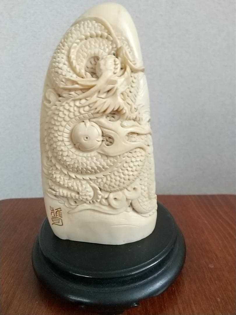 抹香鯨の歯の置物（龍彫刻） 黒台座付き モリオン龍彫刻 (木製台座付き)