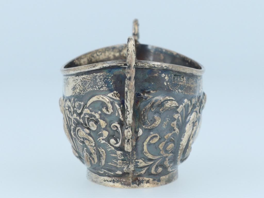 わ*ん様 英国調アンティークカップ 両持ち手付き 彫刻装飾