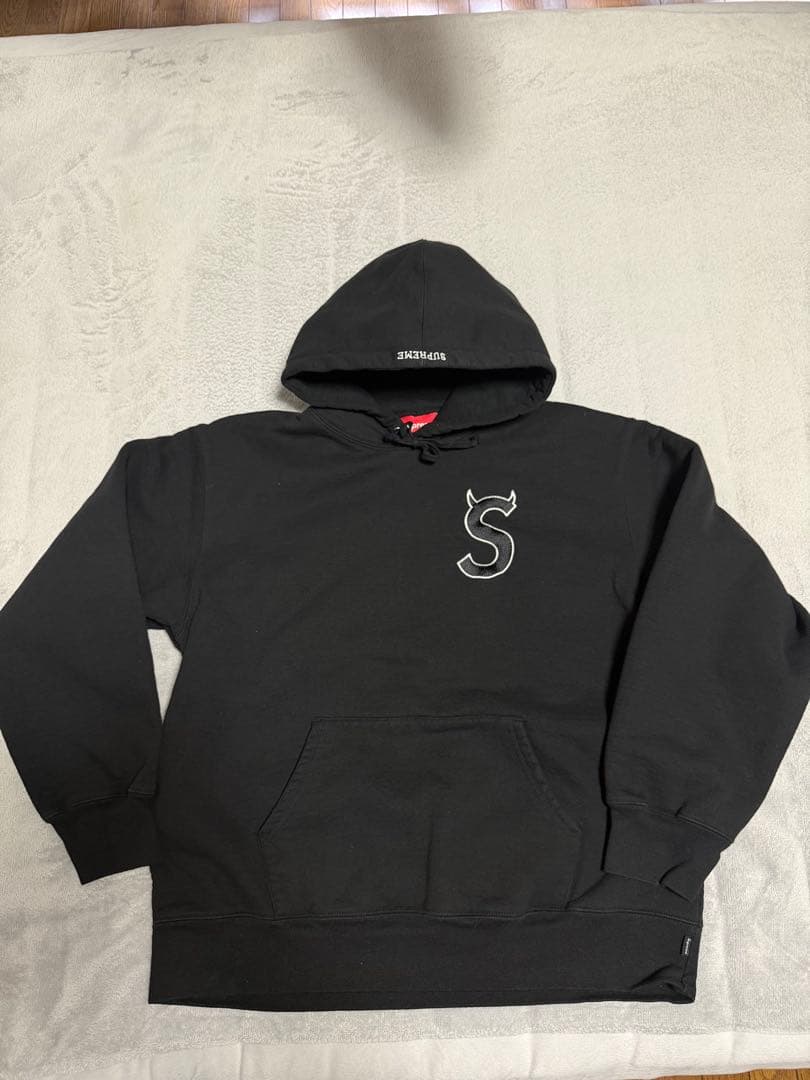 SUPREME 刺繍Sロゴ ブラックパーカー【L】 - メルカリ