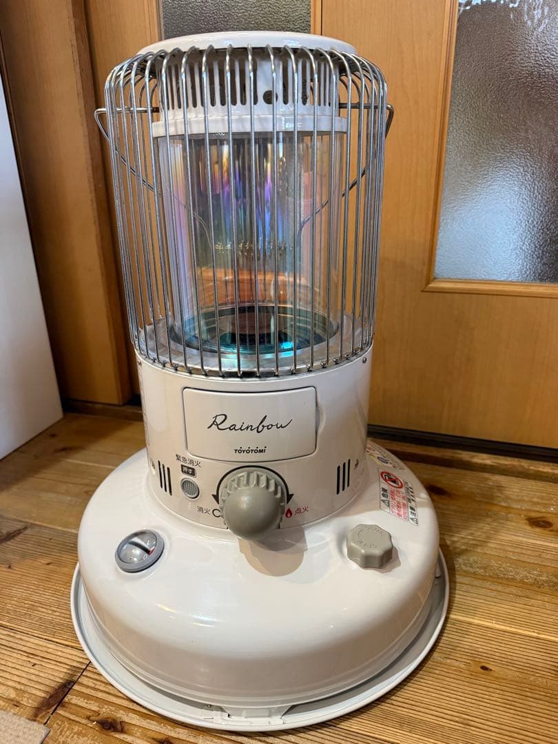 TOYOTOMIレインボー石油ストーブ　ホワイト TOYOTOMI（トヨトミ） 石油ストーブ 灯油ストーブ 対流形 乾電池式 丸