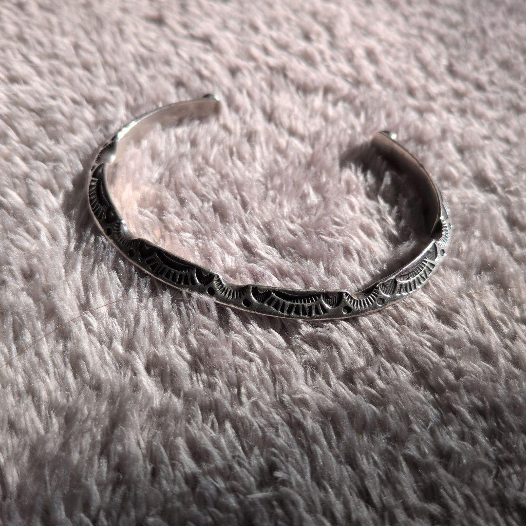 ぱ*ん様 レイアダカイ　ブレスレット　筆記体　ナバホ ナバホ 02-0459 RAY ADAKAI レイアダカイ作 Repousse（リポウズ