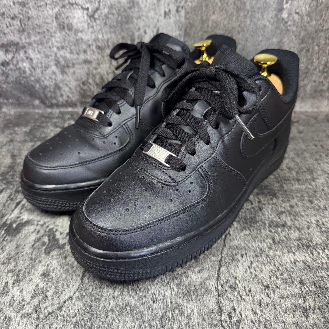 【極美品】NIKE エアフォース1 LOW 07 トリプルブラック 24cm ナイキ AF1 '07 フライイーズに待望のトリプルブラックが登場