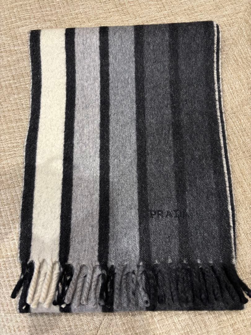 ゆな⭐︎美品 PRADA ストライプ マフラー グレー系　カシミヤ PRADA（マフラー/ショール）のフリマアイテム一覧