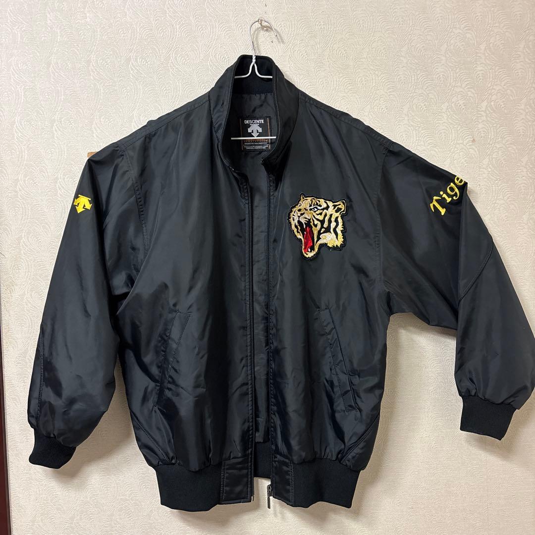 阪神タイガース　DESCENTE ブラックジャケット 虎の刺繍 906ee6ab6792f833fa5a98302a07d6