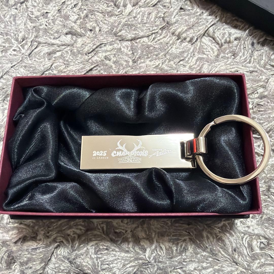 鹿島アントラーズ2025優勝記念スクエアメタルチャームキーホルダー