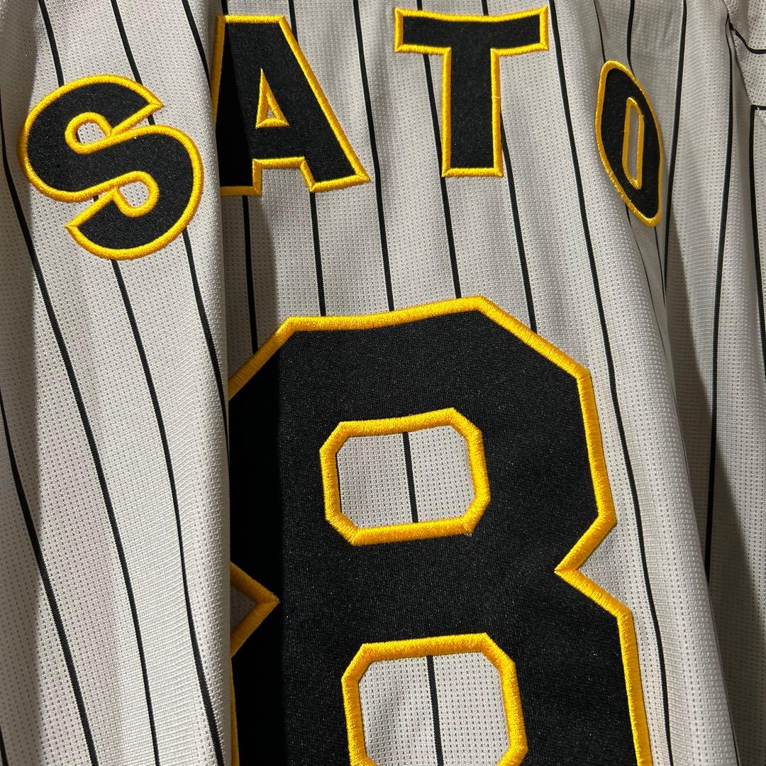 阪神タイガース佐藤輝明ユニホームビジターL - メルカリ