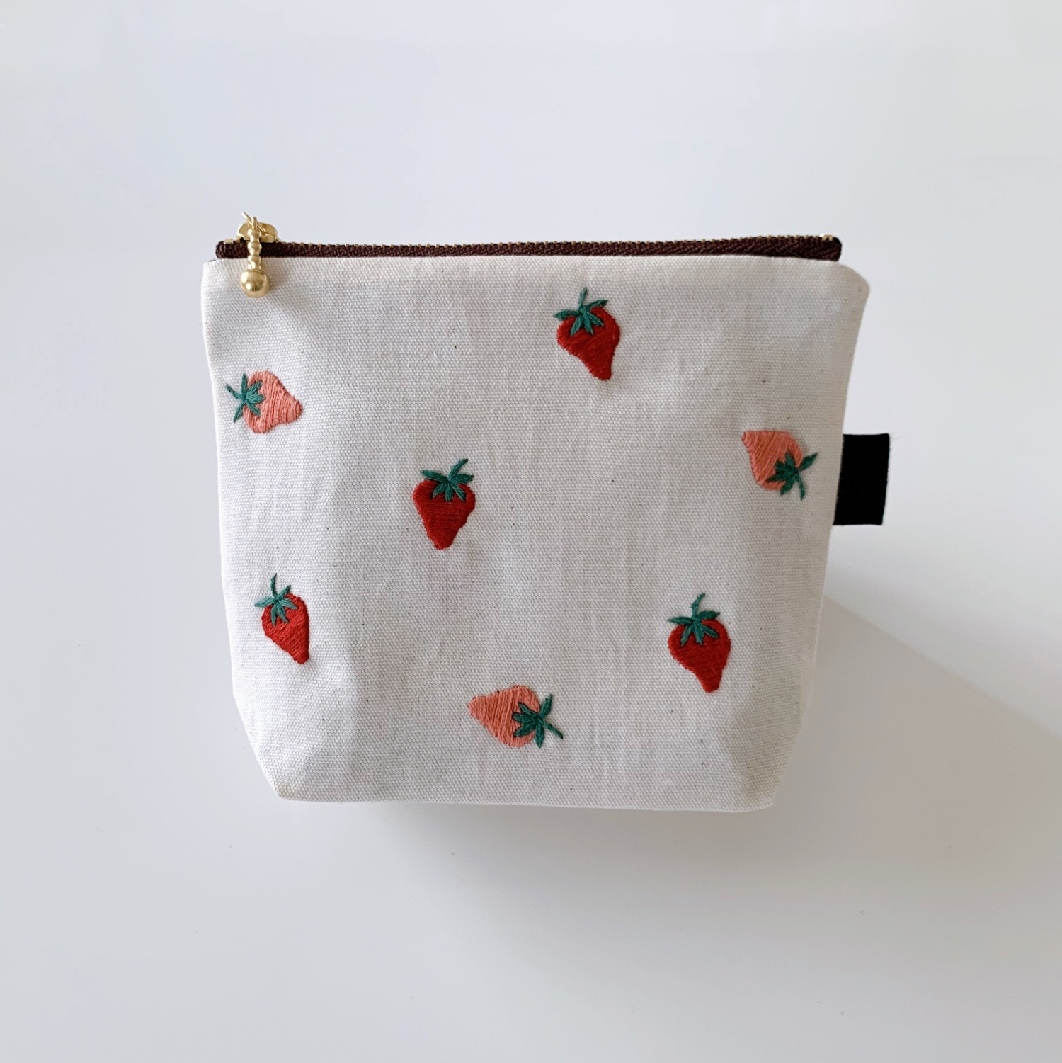 手刺繍】いちごの刺繍のファスナーポーチ【14cmファスナー】マチ付き