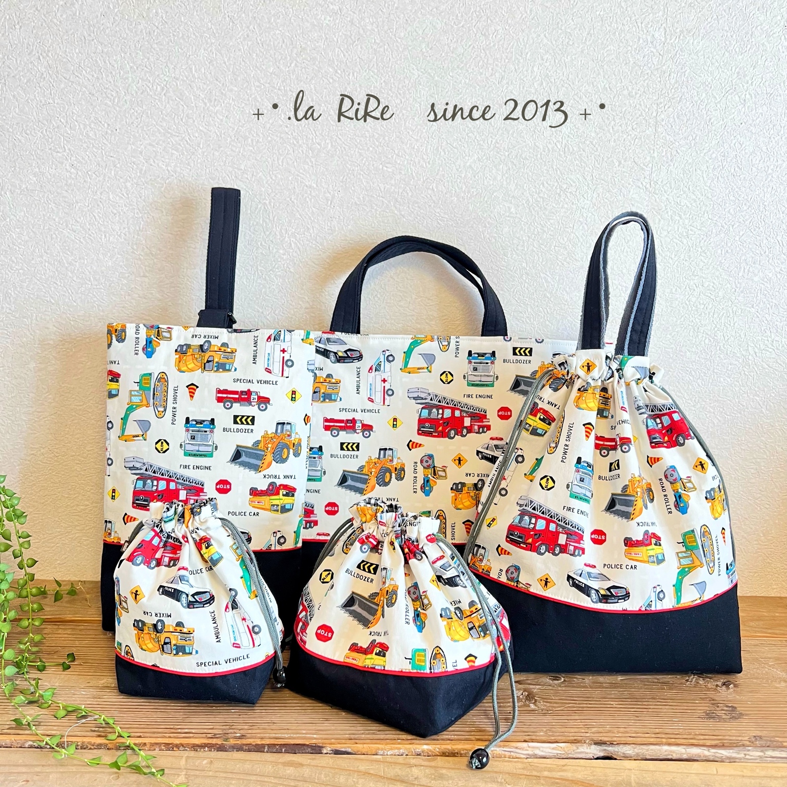 ☆大人気！【はたらく車柄・design E ・キナリ× 黒】 レッスンバック