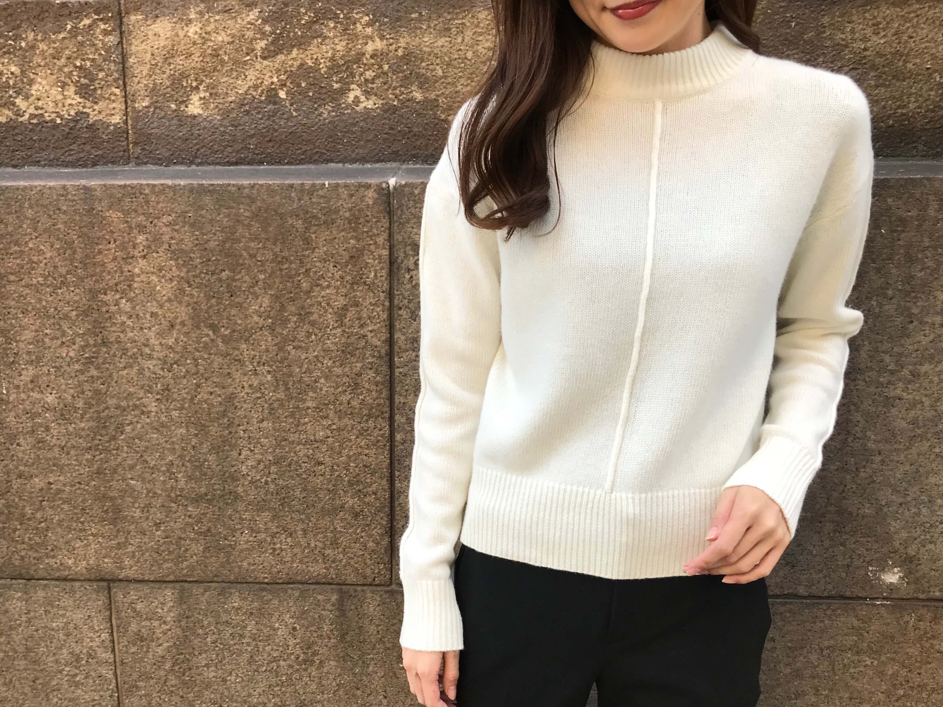ハイネックニット×テーパードパンツの大人モノトーンコーデ | m-i-d