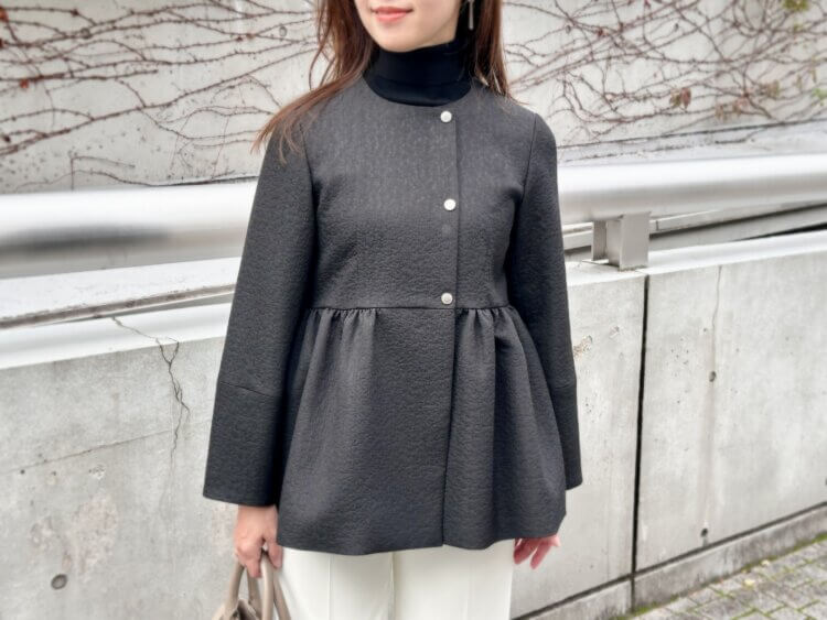 人と被らない黒”が気分。大人の毎日に寄り添うペプラムコート | m-i-d