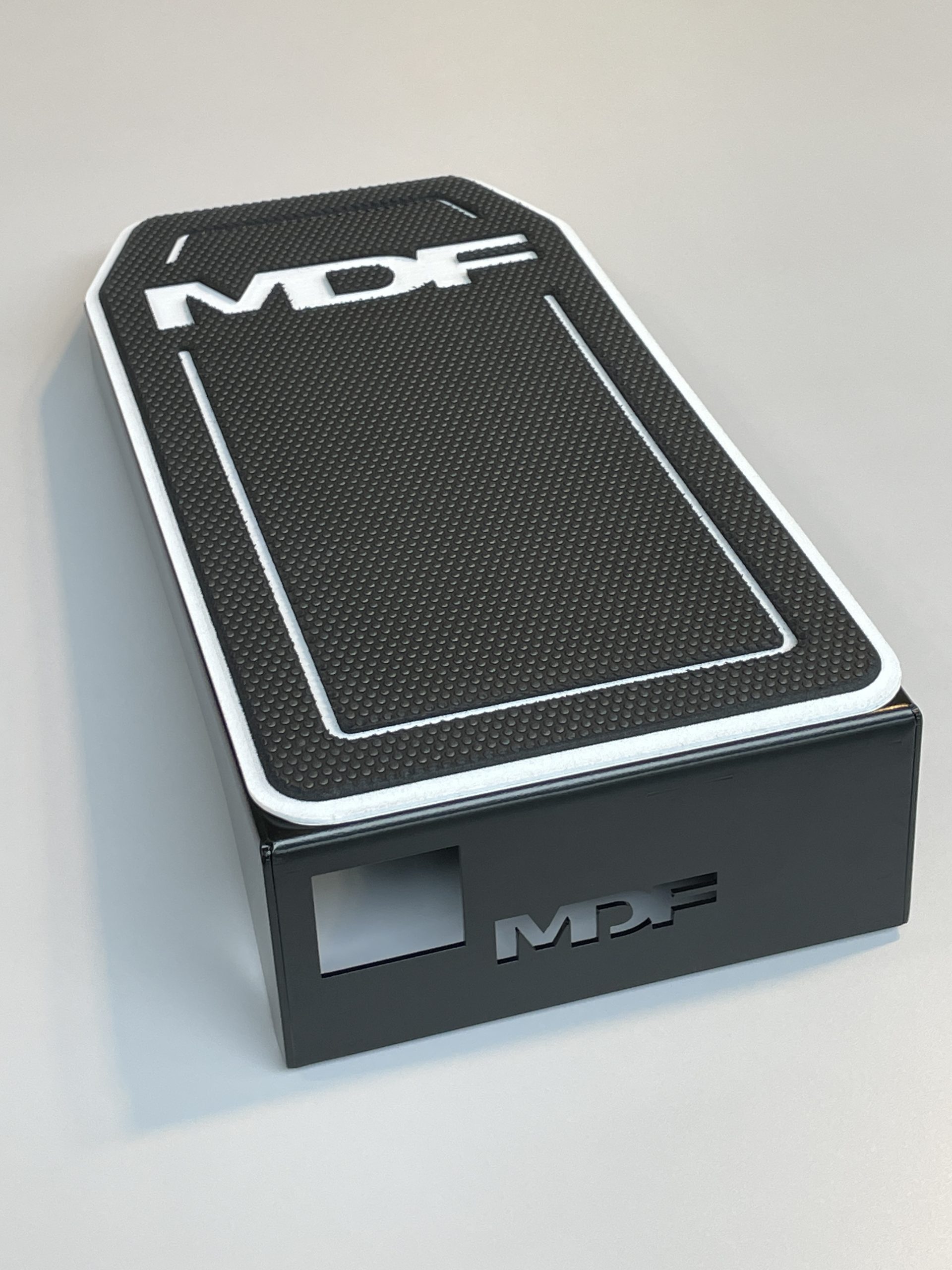 三菱デリカD5専用 ウォークスルーキット『MDF』ロゴ入り発売中！ | 西
