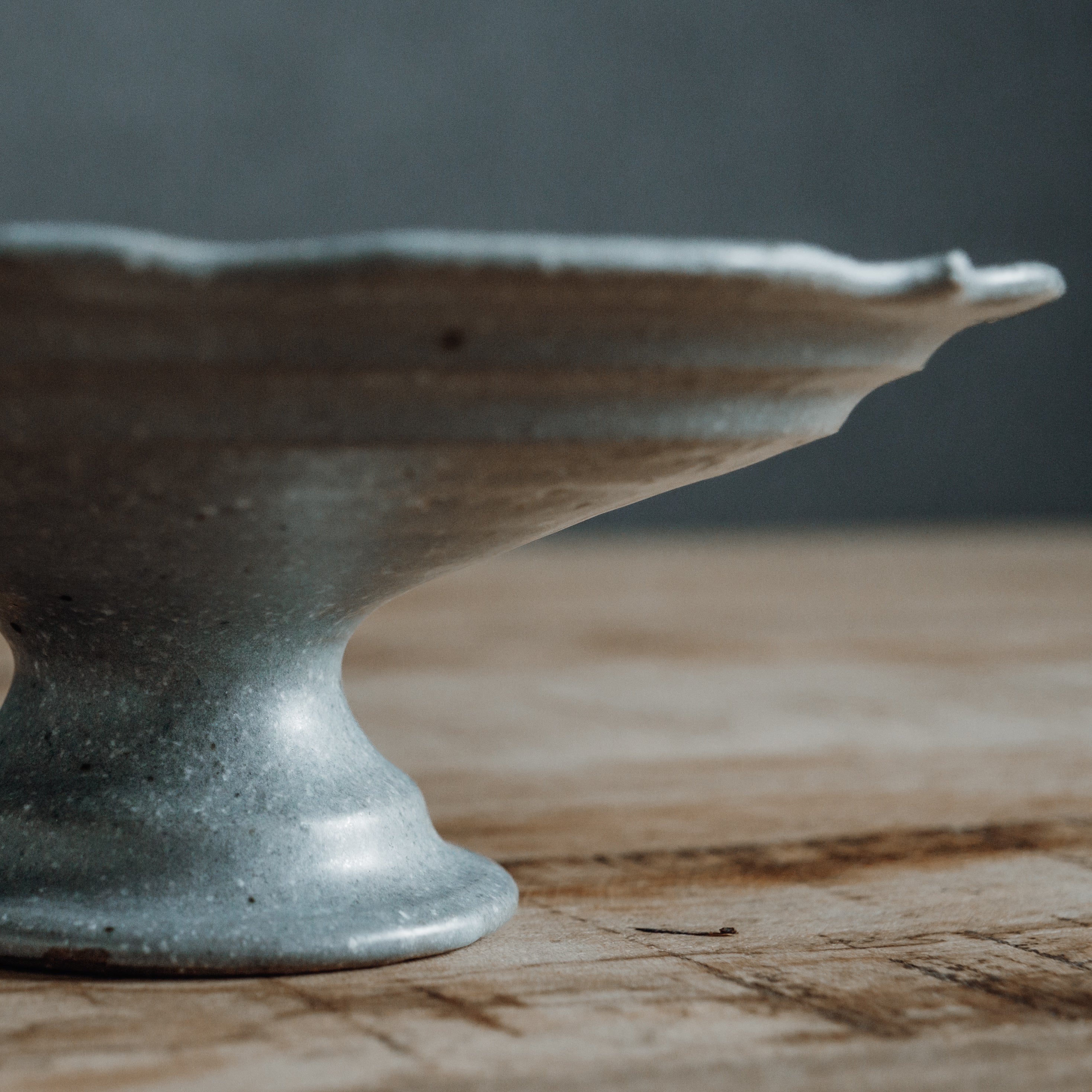 彫刻コンポート皿 18cm (グレー釉)｜古谷浩一 – sui.